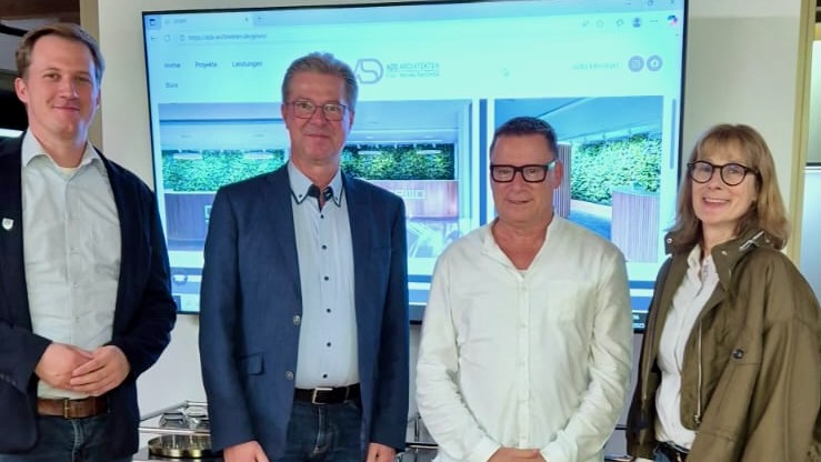 Im Gespräch mit der GEWO Wohnen GmbH: Justus Rabe (FDP Römerberg-Dudenhofen), Markus Fritz (ADS Architekten), Oliver Hanneder (GEWO), Bianca Hofmann (FDP Speyer)